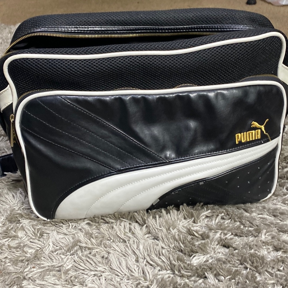 Previously loved retro Puma black & white messenger bag